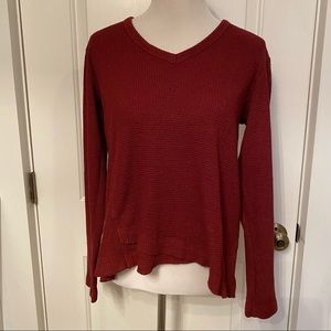 WILT TOP DARK RED WAFFLE V-NECK LONG SLEEVE HIGH LOW HEM SIZE M